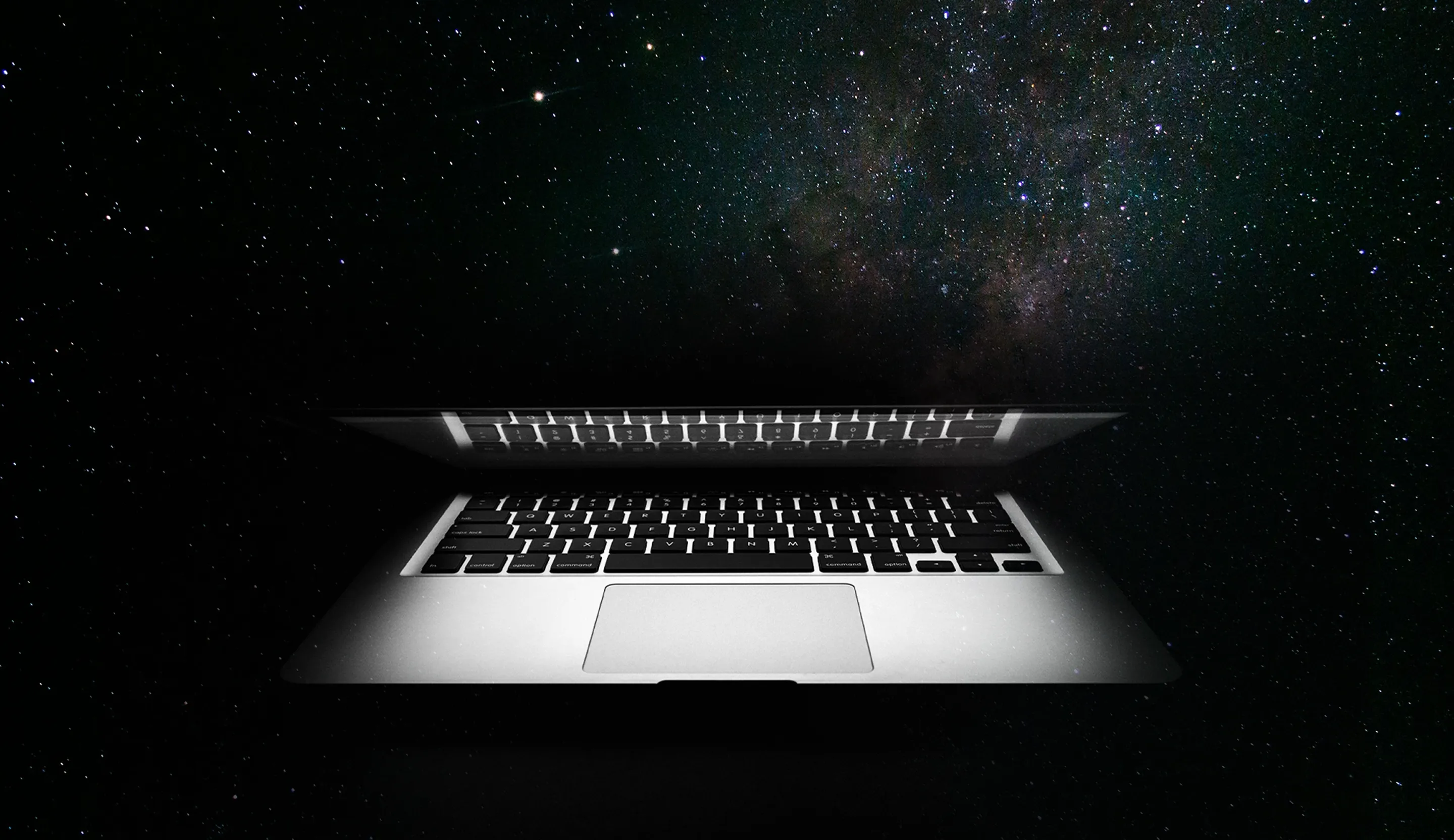 洋野町の星空を背景にしたノートPC